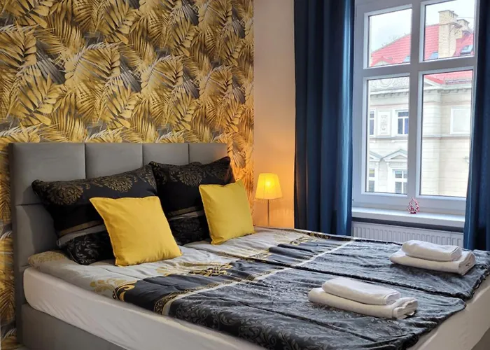 Przy Placu Piastowskim * イェレニャ・グーラ